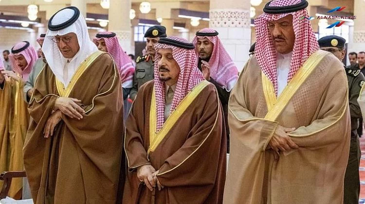 الأمير فيصل بن بندر بن عبدالعزيز يؤدي صلاة الميت علي أحمد السديري