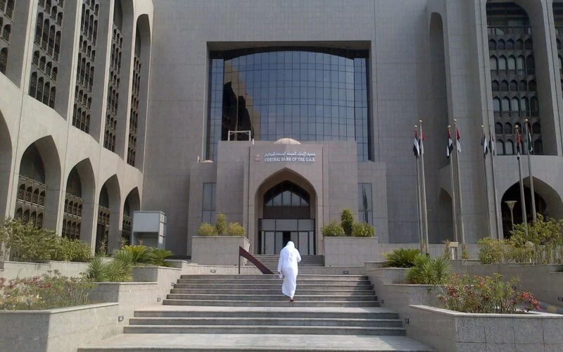 المصرف المركزي الإماراتي يفرض عقوبة مالية ضخمة علي جميع شركات الصرافة