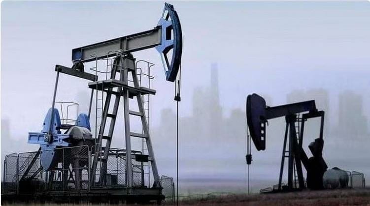 أسعار النفط ترتفع مرة أخري بدعم من انخفاض الدولار.. وبرميل «برنت» يصل إلي 83.80