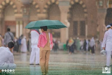 زوار المسجد النبوي يعيشون لحظات رائعة تحت زخات المطر
