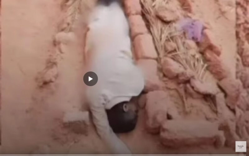 فيديو.. قصة شاب جزائري ينام بجوار والدته المتوفية لمدة عامين