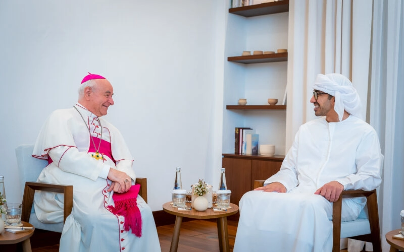 عبدالله بن زايد يستقبل رئيس الأكاديمية البابوية للحياة