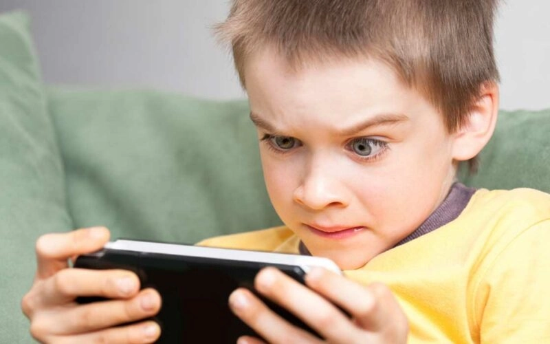 ما هي المدة الصحية للأطفال أمام الشاشات والألعاب الإلكترونية؟.. نصائح هامة