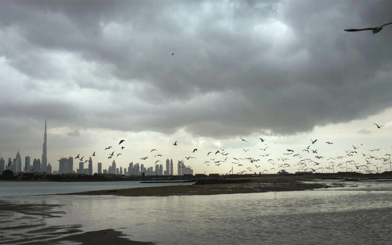 حالة الطقس في الإمارات : تحذيرات شديدة وَمنخفض جوي حتى الإثنين المقبل