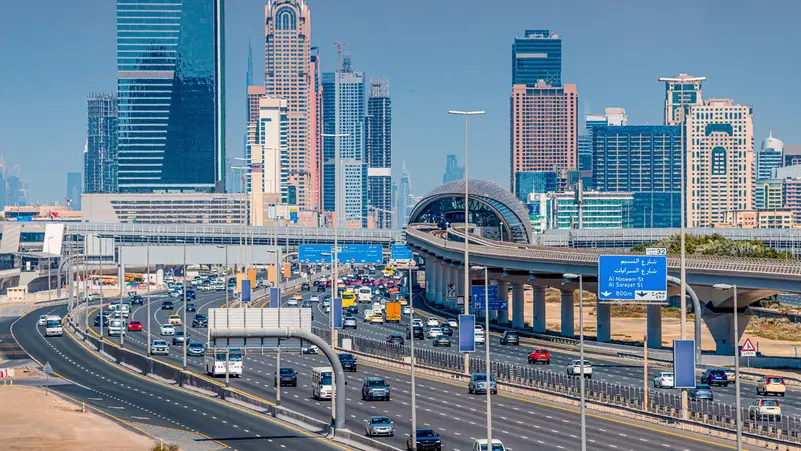 الإمارات تعلن بدأ تطبيق ضريبة الشركات وتعفي منها المناطق الحرة