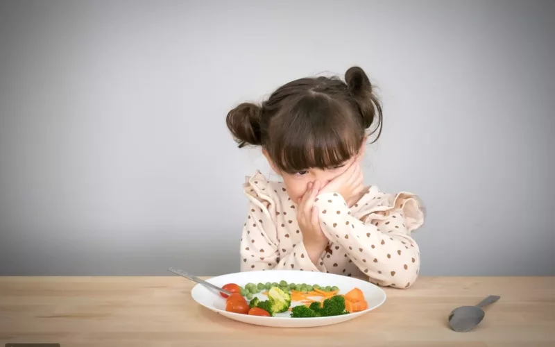 العديد من النصائح لجعل طفلك العنيد يتناول الطعام الصحي برضاه
